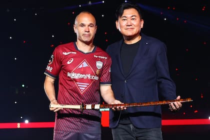 La espada de samurai con que fue agasajado Iniesta por Vissel Kobe