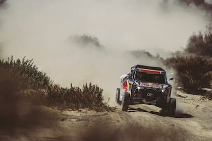 La española Cristina Gutiérrez desanda el camino entre Jeddah y Bisha para reescribir la historia del Rally Dakar