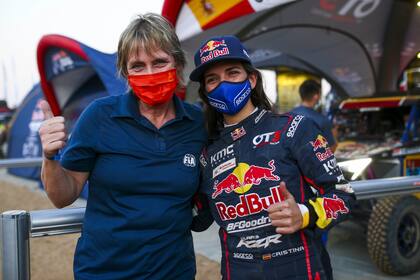 La española Cristina Gutiérrez Herrero del RedBull off-road team USA festeja su triunfo en la primera etapa del Rally Dakar 2021 junto a Jutta Kleinschmidt, Arabia Saudita el 3 de enero de 2021.