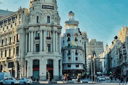 “La española es una sociedad mucho más estructurada”, asegura Agustín. “Todo está muy reglado y la ley se cumple muchísimo y los argentinos somos un poquito más... a ver... un poquito más flexibles en ese sentido y eso me parece que fue un choque interesante”.