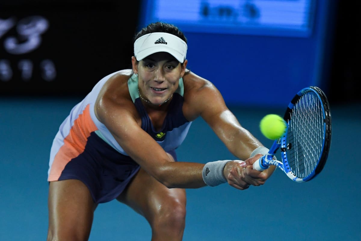 La española Garbine Muguruza regresa contra Sofía Kenin de los EE. UU. Durante su último partido de singles femeninos el día trece del torneo de tenis Open de Australia en Melbourne el 1 de febrero de 2020.