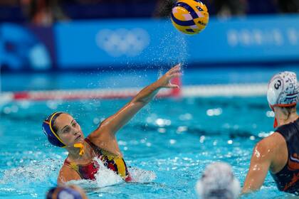La española Judith Forca anota un gol en la semifinal contra Holanda en el water polo de los Juegos Olímpicos de París, el jueves 8 de agosto de 2024. (AP Foto/Luca Bruno)
