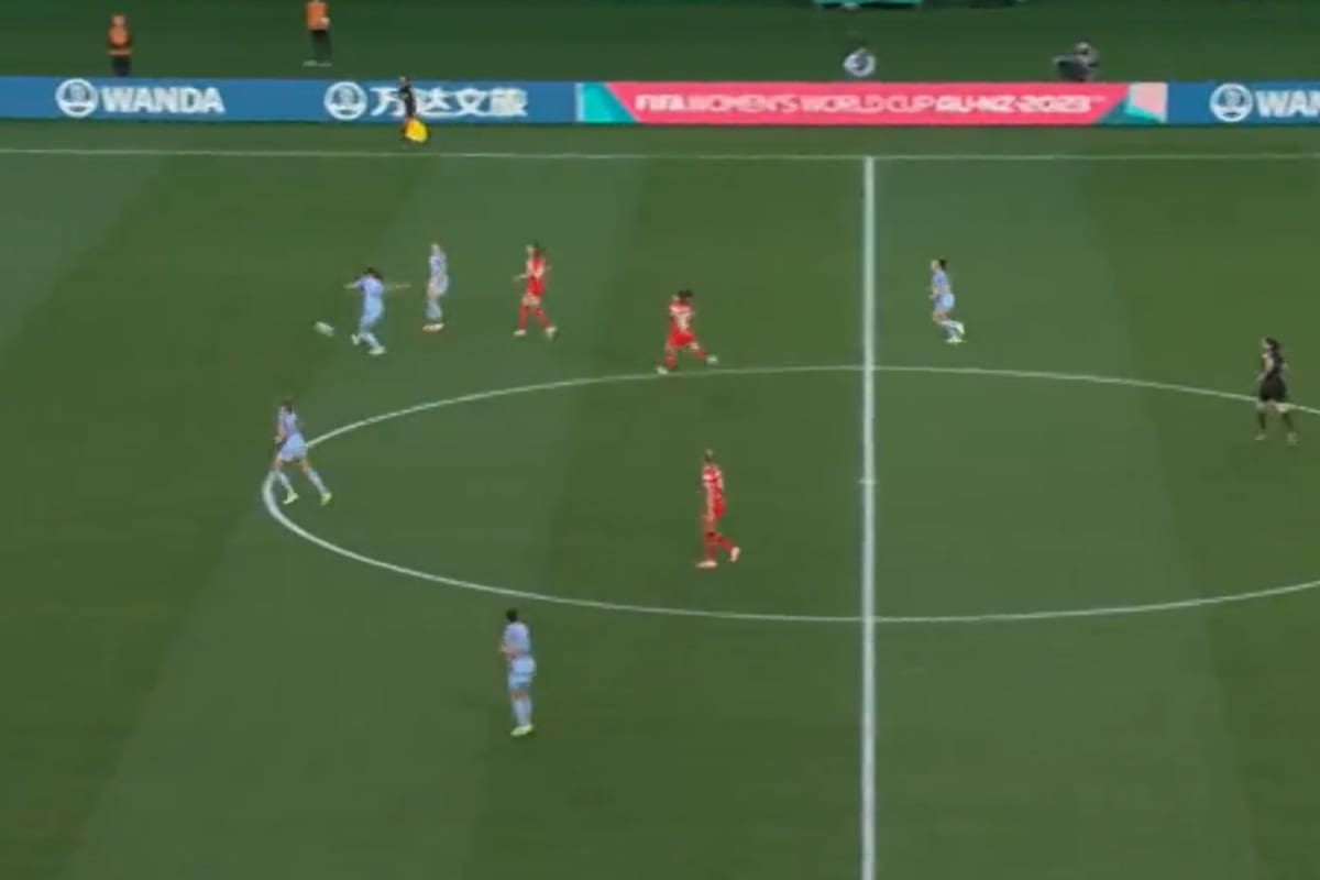 La española Laia Codina quiso apoyarse en su arquera para relanzar la jugada y terminó generando un golazo en contra, que celebró Suiza... pero luego La Roja goleó por 5-1 en el Mundial femenino.