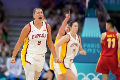La española Maria Araujo celebra tras atinar un triple en tiempo extra en el encuentro ante China en los Juegos Olímpicos de París el domingo 28 de julio del 2024. (AP Foto/Michael Conroy)