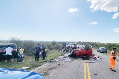 La espantosa escena de la tragedia en Altas Cumbres; a la izquierda, la camioneta BMW X1 que usaba el legislador Oscar González, de la que allegados sacaron bolsos.