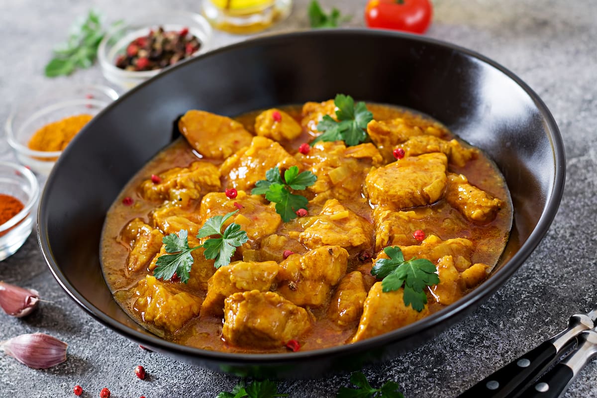 La especia india conocida como curry es una mezcla que incluye ingredientes como jengibre, comino, cúrcuma, cardamomo, ajo, canela, cilantro, macis, fenogreco, ají picante e hinojo