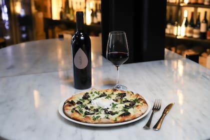 La especialidad de Soler Vino Pizza es la pizza romana.