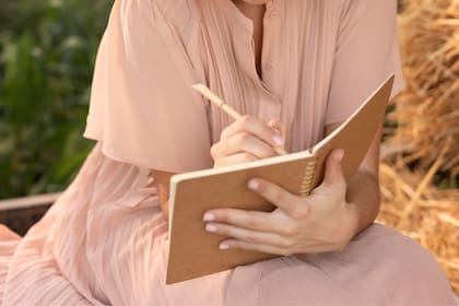 La especialista aseguró que escribir cinco motivos de agradecimiento ayuda a disminuir la ansiedad y mejorar el estado de ánimo