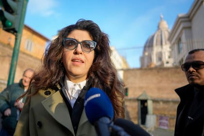 La especialista en relaciones públicas Francesca Chaouqui habla con la prensa al llegar al tribunal penal del Vaticano