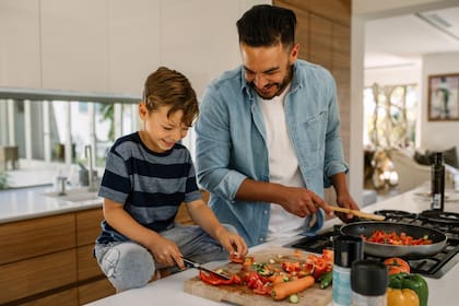 La especialista recomendó cocinar con los chicos para que formen parte del armando de sus viandas escolares