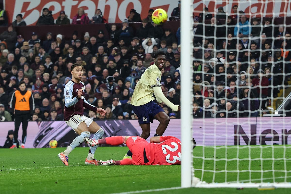 La espectacular definición del francés Thierno Barry tras un grosero error defensivo de Aston Villa y una falla de Emiliano Martínez al querer atenazar un anterior remate.