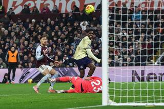 El gol insólito que recibió Dibu Martínez en la derrota de Aston Villa ante Everton