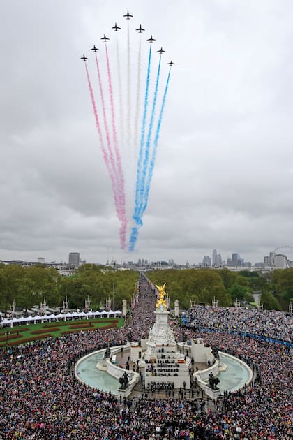 La espectacular exhibición aérea por parte de la Royal Air Force (RAF), que desplegó más de sesenta aviones en un vuelo de seis minutos sobre unas de las avenidas principales de Londres, The Mall.