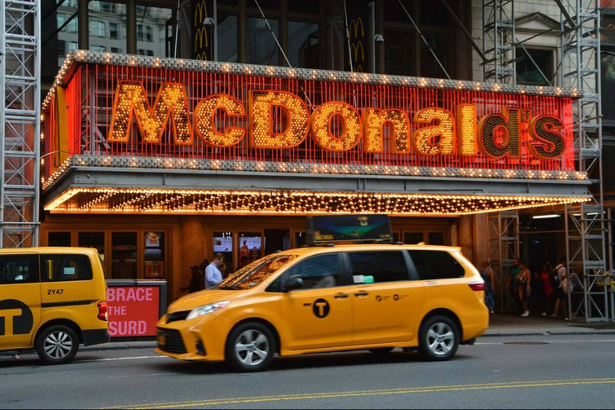La espectacular marquesina iluminada del edificio, a modo de un teatro, convertía el local de Time Square en uno de los más visitados de Nueva York