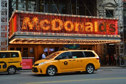 La espectacular marquesina iluminada del edificio, a modo de un teatro, convertía el local de Time Square en uno de los más visitados de Nueva York