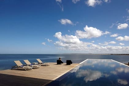 La espectacular pileta de límite infinito con vista a Playa Vik.