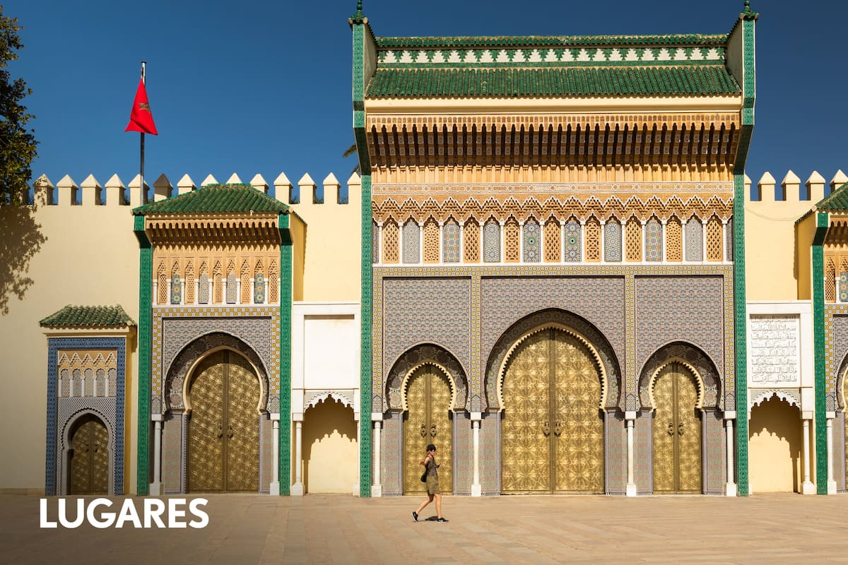 La espectacular puerta del Palacio Real de Fez, remodelada en el siglo XX.
