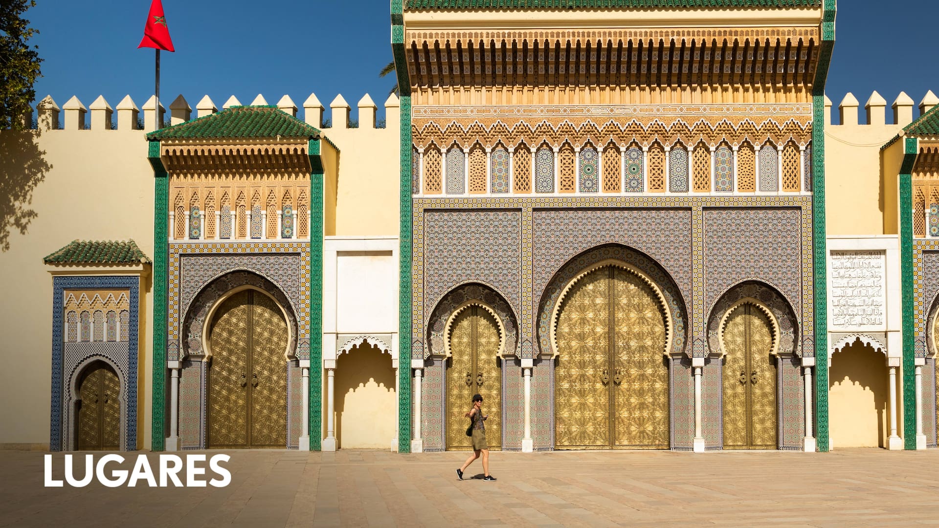 La espectacular puerta del Palacio Real de Fez, remodelada en el siglo XX.