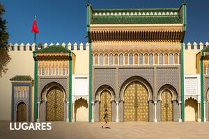 La espectacular puerta del Palacio Real de Fez, remodelada en el siglo XX.