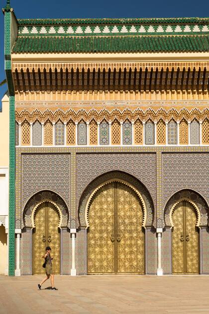La espectacular puerta del Palacio Real de Fez, remodelada en el siglo XX.