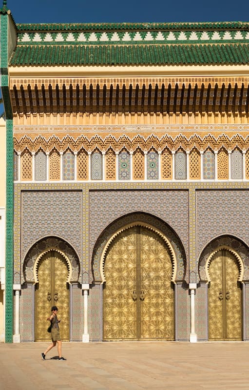 La espectacular puerta del Palacio Real de Fez, remodelada en el siglo XX.