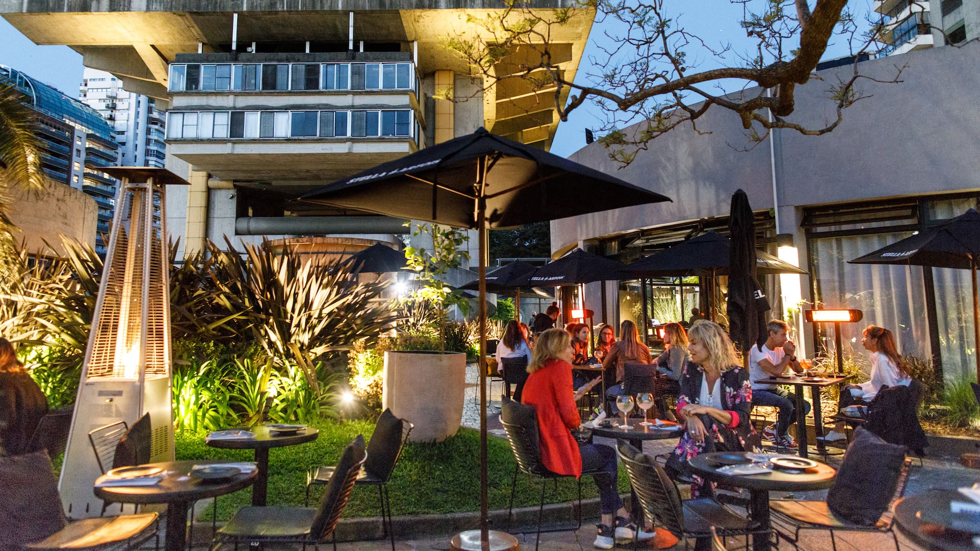 La espectacular terraza al pie de la Biblioteca Nacional se reinventó con este bar, un éxito durante la pandemia gracias a la cantidad de mesas al aire libre y sus calefactores.