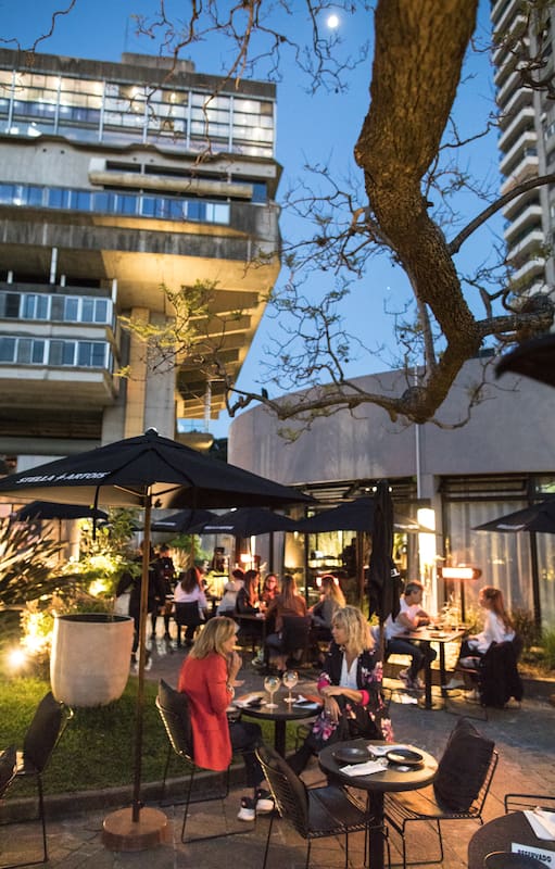 La espectacular terraza al pie de la Biblioteca Nacional se reinventó con este bar, un éxito durante la pandemia gracias a la cantidad de mesas al aire libre y sus calefactores.