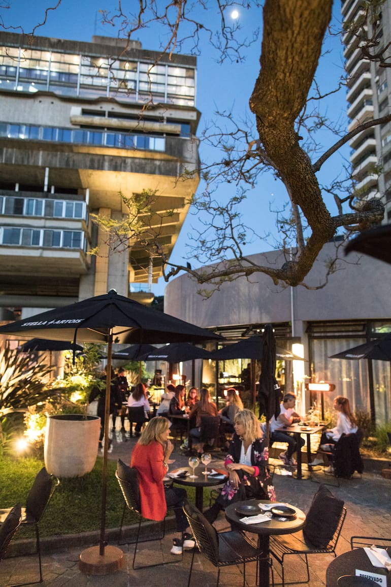 La espectacular terraza al pie de la Biblioteca Nacional se reinventó con este bar, un éxito durante la pandemia gracias a la cantidad de mesas al aire libre y sus calefactores.