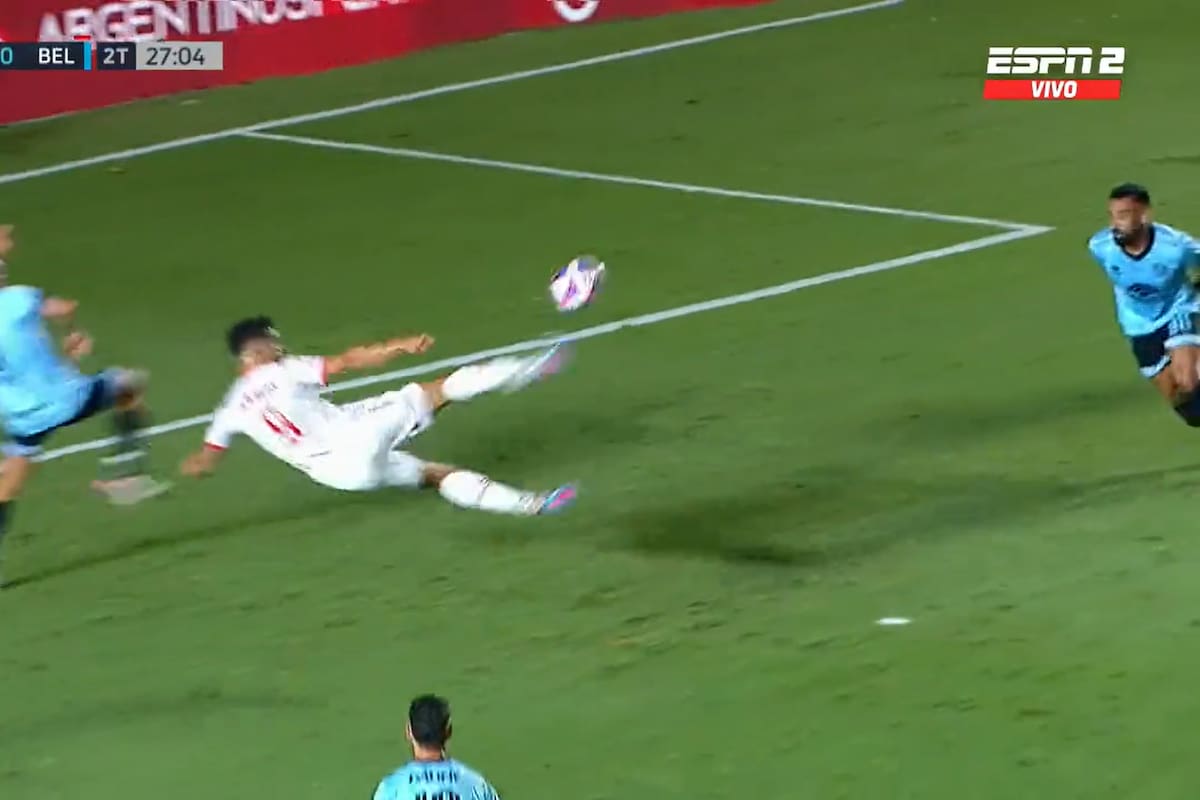 La espectacular tijera de Gabriel Ávalos, que estableció el 3-0 de Argentinos sobre Belgrano en la Liga Profesional y redondeó el dulce desquite tras la intervención del VAR en la derrota contra River.