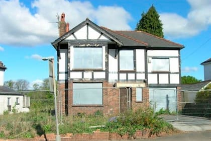 En Gales, Reino Unido, una pareja remodeló una casa que había estado ocupada ilegalmente. Ahora se vende a más de un millón de dólares