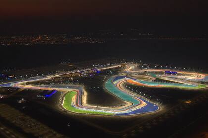 La espectacularidad del autódromo de Losail de noche; no está fácil transitar la pista del desierto, entre viento y arena, pero todo puede cambiar en el Gran Premio de Qatar.