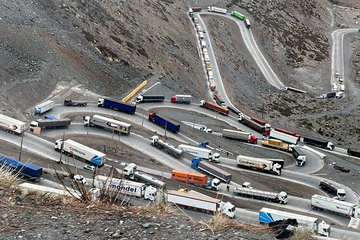 La espera de los camiones en el paso de frontera
