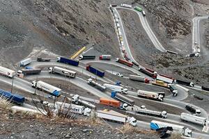 La espera de los camiones en el paso de frontera