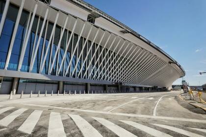 La espera en auto para recoger pasajeros en Ezeiza será gratuita por dos horas en el nuevo estacionamiento del aeropuerto internacional.