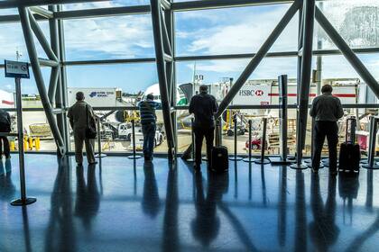La espera en los aeropuertos, una postal de estos tiempos difíciles