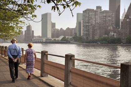 La esperanza de vida se redujo más en hombres que en mujeres, según la CDC.