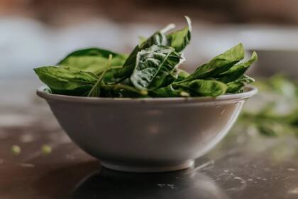 La espinaca es una verdura recomendada para proteger la salud del corazón, los ojos, el hígado y los huesos (Foto Pexels)