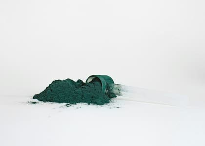 La espirulina es una alga de tono azul verdoso