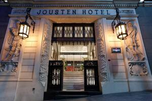 La espléndida fachada del Hotel sigue intacta