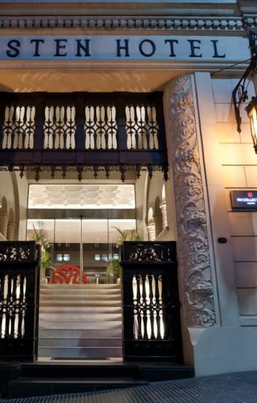 La espléndida fachada del Hotel sigue intacta