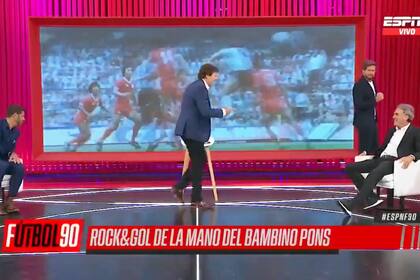 La espontánea secuencia sorprendió al conductor Sebastián Vignolo y al resto de los panelistas cuando Pons de ESPNF90 se levantó de su silla y recorrió el estudio televisivo al ritmo del hit "Jumpin Jack Flash"