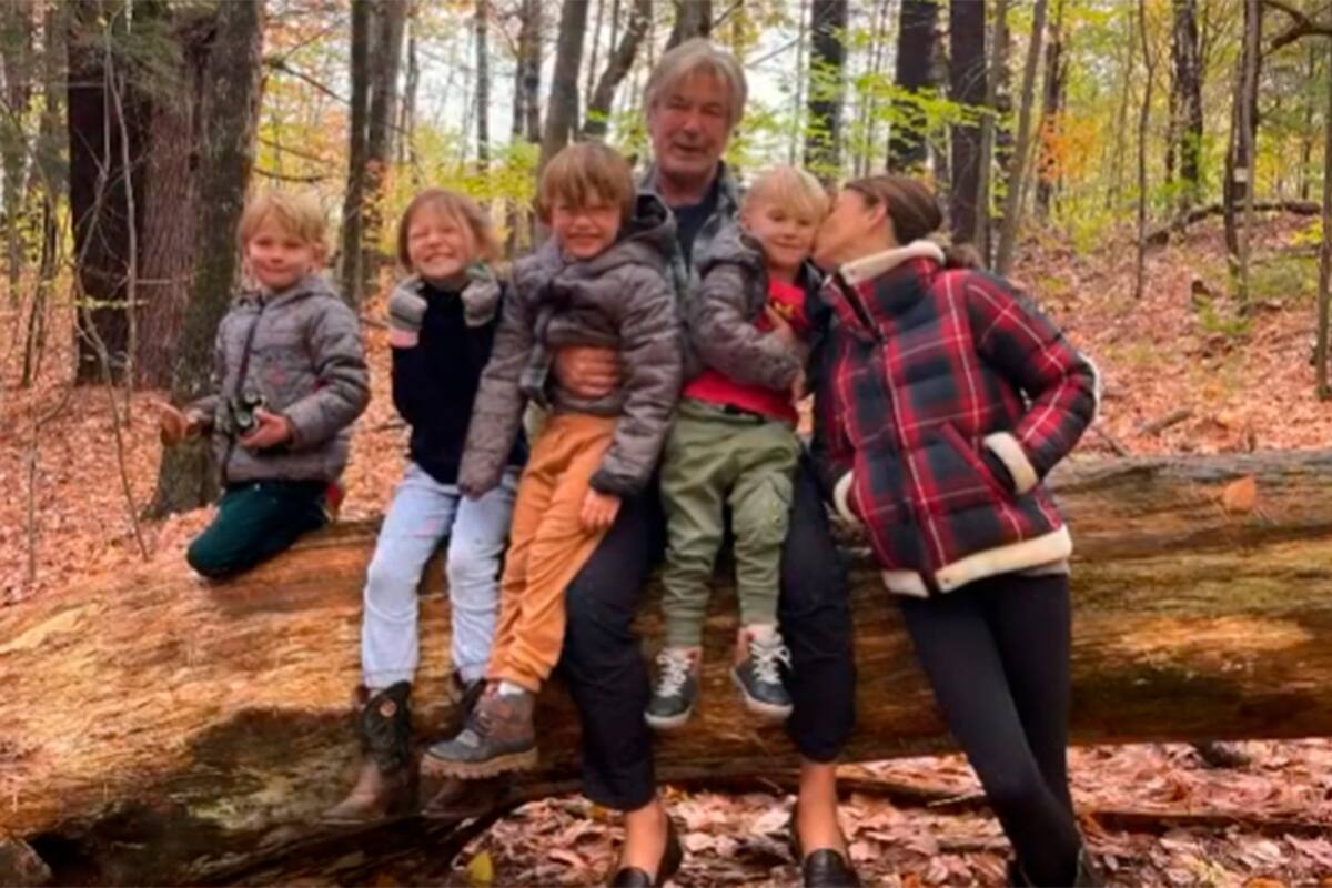 La esposa de Alec Baldwin dio cuenta de cómo transcurren los días del actor, tras la denuncia por negligencia por lo ocurrido en el set de Rust