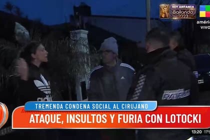 La esposa de Aníbal Lotocki, junto al hombre que increpó a su marido y la policía, el domingo por la tarde