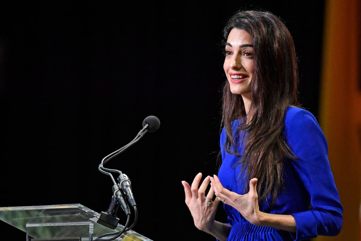 La esposa de George Clooney brindó una conferencia en Canadá para concientizar sobre la importancia de ayudar a quienes escapan de la guerra en Medio Oriente