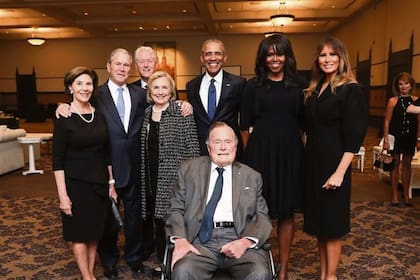 La esposa de George H.W. Bush (centro) fue honrada por todo el arco político
