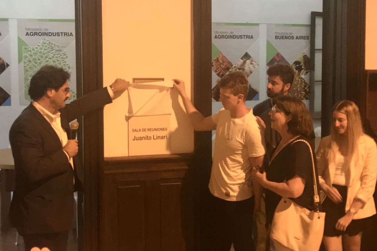 La esposa de Juan José Linari, Adriana, y sus hijos, participaron del homenaje organizado por el ministro de Agroindustria bonaerense, Leonardo Sarquís