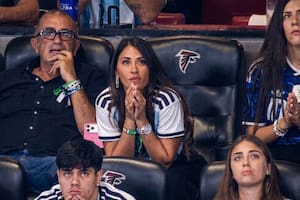 Anto Roccuzzo apareció en un palco y mostró la camiseta que eligió para el duelo ante Egipto