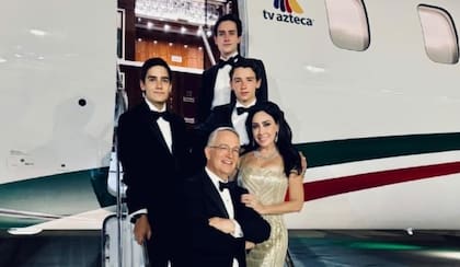 La esposa de Ricardo Salinas Pliego es María Laura Medina, con quien se casó en octubre de 2001