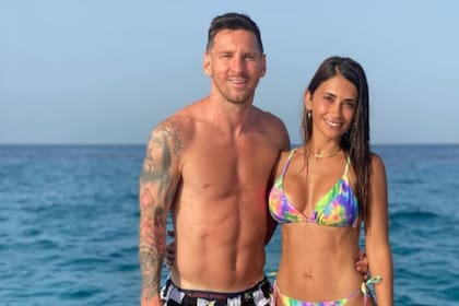 La esposa del 10 de la selección argentina compartió una jugada foto desde una isla y sorprendió con un outfit de transparencias