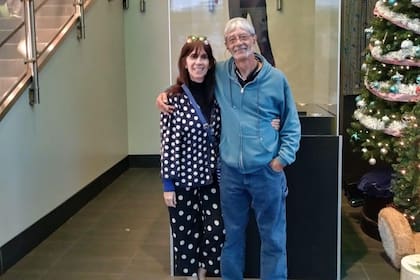 La esposa del argentino deportado afirmó que su marido montó una empresa y aportó al desarrollo local